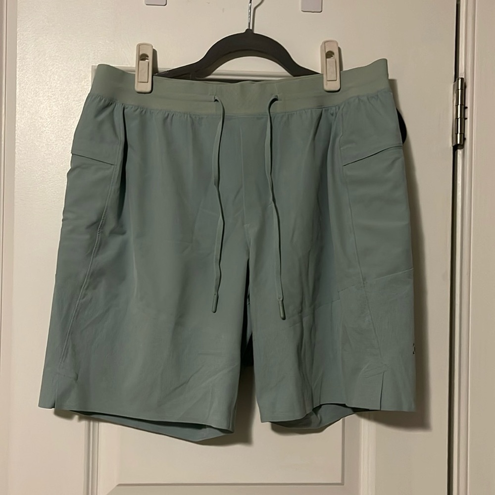 Men’s lululemon lined workout shorts